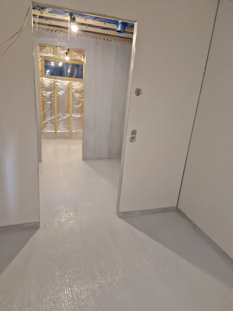 Käytävä, jonka lattiaan ja seinien alaosaan on tehty vedeneristys
